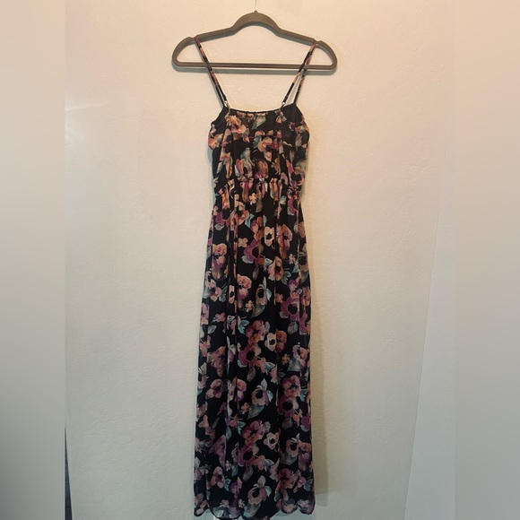 Long floral maxi dress. Great for so many occasions! - Picture 4 of 5